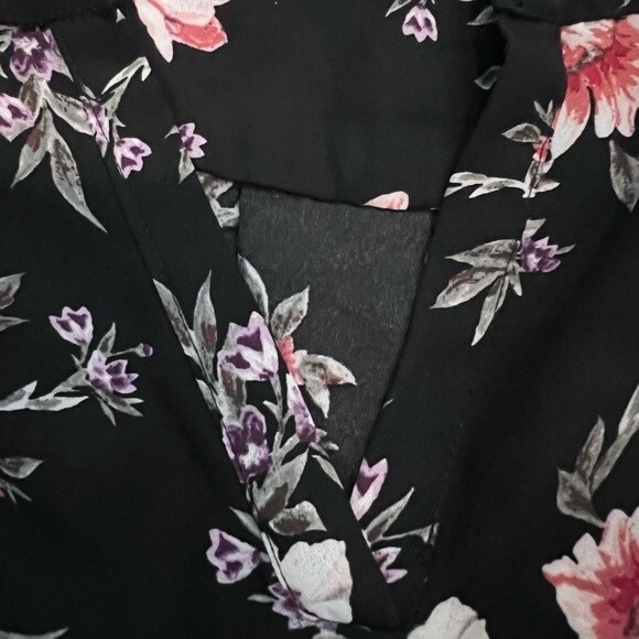 Pink Republic black floral vneck top size medium - Picture 4 of 8